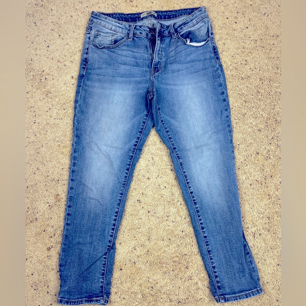 Size 13 Dogma Light Wash Non Distressed Capri Stretchy